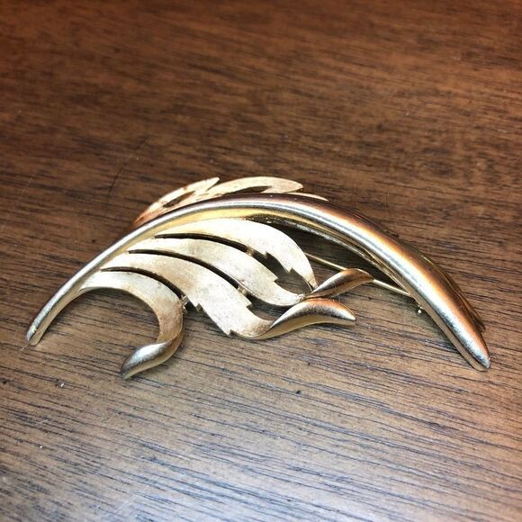 Vintage Signed Crown Trifari Brushed‎ & Shiny Gold Tone Large Leaf Brooch Pin - Picture 1 of 5